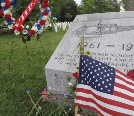 Memorial Day, Trump al cimitero di Arlington: “L’America non dimenticherà mai i suoi eroi”