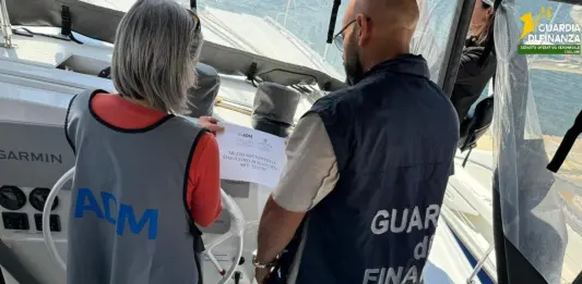 Sequestrato catamarano dal valore di 600.000 euro a Olbia, denunciato per contrabbando il proprietario
