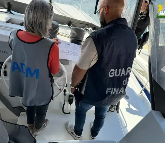 Sequestrato catamarano dal valore di 600.000 euro a Olbia, denunciato per contrabbando il proprietario