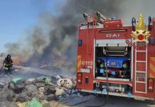 Incendio in un campo nomadi tra Settimo San Pietro e Selargius, paura per bombole di Gpl / Video