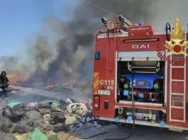 Incendio in un campo nomadi tra Settimo San Pietro e Selargius, paura per bombole di Gpl / Video