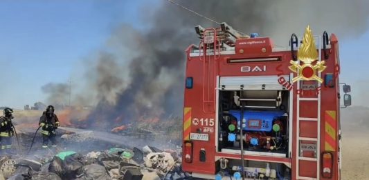 Incendio in un campo nomadi tra Settimo San Pietro e Selargius, paura per bombole di Gpl / Video
