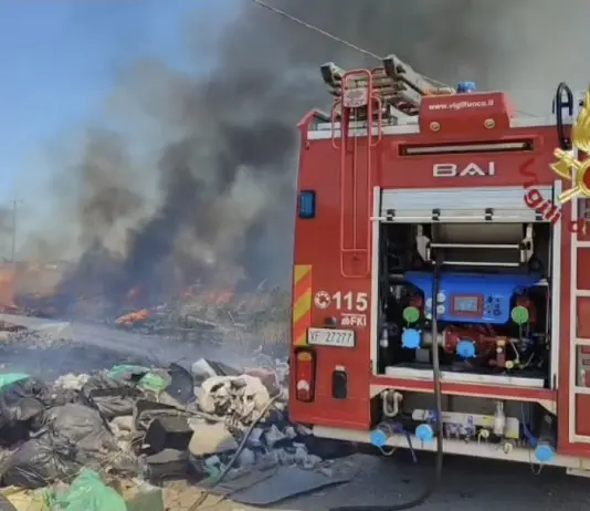 Incendio in un campo nomadi tra Settimo San Pietro e Selargius, paura per bombole di Gpl / Video