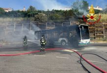 Un bus prende fuoco, paura all’interno di un deposito Atp di Nuoro