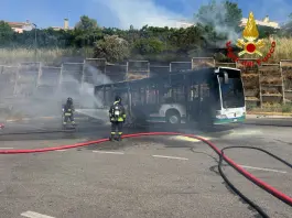 Un bus prende fuoco, paura all’interno di un deposito Atp di Nuoro