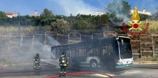 Un bus prende fuoco, paura all’interno di un deposito Atp di Nuoro