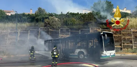 Un bus prende fuoco, paura all’interno di un deposito Atp di Nuoro