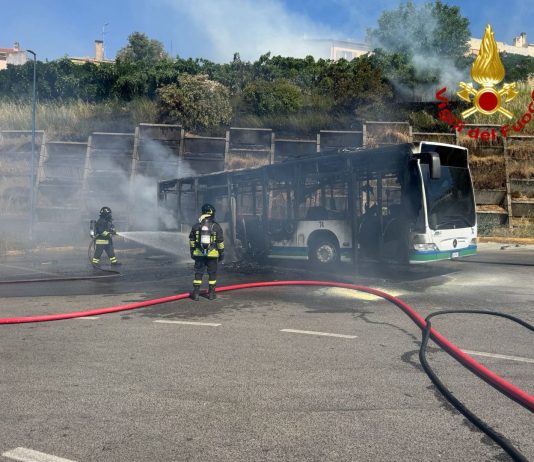 Un bus prende fuoco, paura all’interno di un deposito Atp di Nuoro
