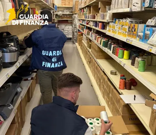 Maxi sequestro della Guardia di Finanza nel Trevigiano, 15 mila prodotti fuori norma ritirati dal mercato