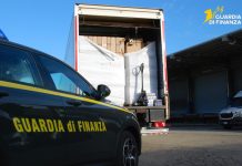 Reggio Emilia, smantellata fabbrica clandestina di sigarette: sequestrate 40 tonnellate di tabacco e denunciate 11 persone