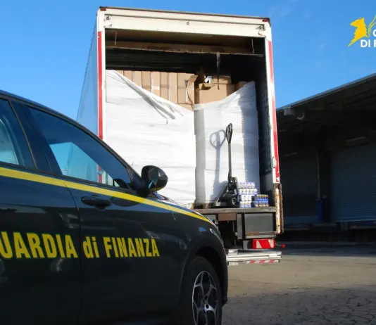 Reggio Emilia, smantellata fabbrica clandestina di sigarette: sequestrate 40 tonnellate di tabacco e denunciate 11 persone