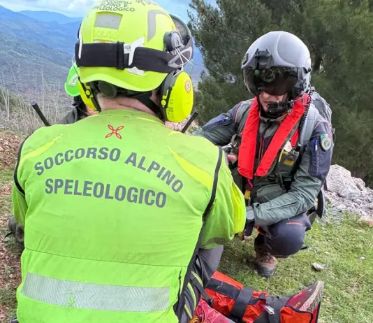 Salvato lo speleologo bloccato a 120 metri profondità nel cuneese