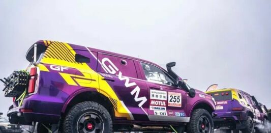 Pilota italiana affronta il Taklimakan Rally su un NEV cinese