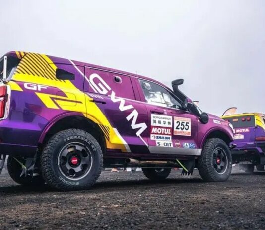 Pilota italiana affronta il Taklimakan Rally su un NEV cinese