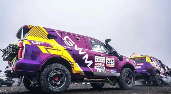 Pilota italiana affronta il Taklimakan Rally su un NEV cinese