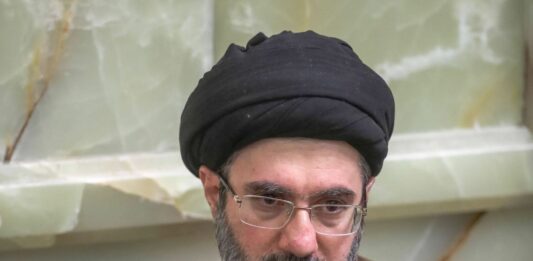 Iran, Khamenei accusa l’Occidente di guerra ibrida per creare divisioni interne