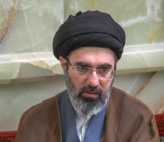 Iran, Khamenei “Risposta immediata senza limiti geografici a qualsiasi attacco Usa”