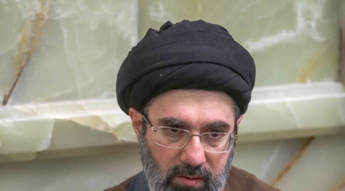 Iran, Khamenei accusa l’Occidente di guerra ibrida per creare divisioni interne