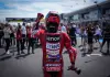 MotoGP, Marc Marquez dominatore in Ungheria: trionfa davanti ad Acosta e Bagnaia e centra la vittoria n°100