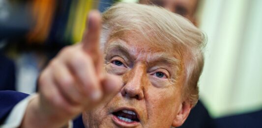 Trump “Iran ha abbattuto elicottero Apache sullo Stretto di Hormuz, risponderemo”
