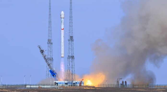 Cina, lanciati due nuovi satelliti nello spazio