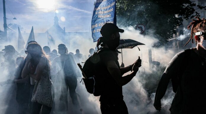 G7, scontri a Ginevra tra manifestanti anti-vertice e polizia