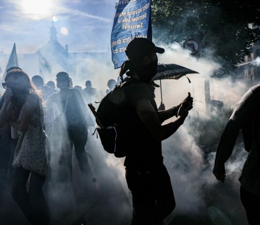 G7, scontri a Ginevra tra manifestanti anti-vertice e polizia