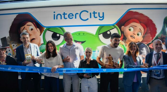 Toy Story 5 viaggia con Intercity, svelato il nuovo treno dedicato al film