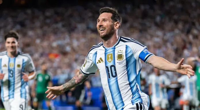 Messi show e l’Argentina vince al debutto, tripletta da record all’Algeria