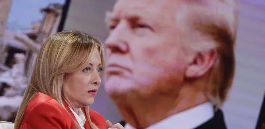 Scontro Trump-Meloni: “Mi ha implorato di fare una foto con lei”, “Io e l’Italia non imploriamo mai”. Mattarella chiama la Premier / Video
