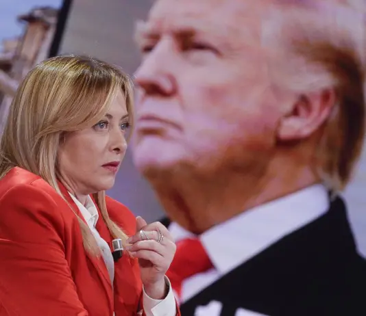 Scontro Trump-Meloni: “Mi ha implorato di fare una foto con lei”, “Io e l’Italia non imploriamo mai”. Mattarella chiama la Premier