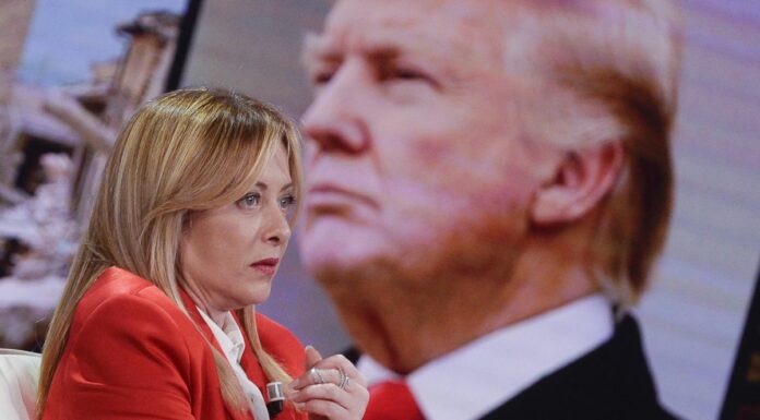 Scontro Trump-Meloni. “Mi ha implorato per una foto”, “Falso, Italia non implora”