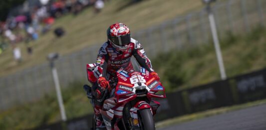 Bagnaia vince la Sprint di Brno davanti a Ogura e Marquez, out Bezzecchi