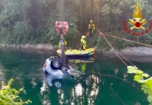 Auto finisce in un canale nel milanese, 3 morti