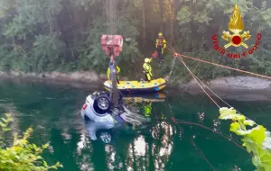 Auto finisce in un canale nel milanese, 3 morti