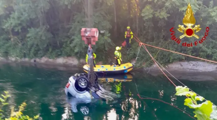 Auto finisce in un canale nel milanese, 3 morti