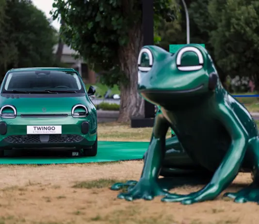 Renault Twingo E-Tech Electric accende l’estate romana con House of Frog