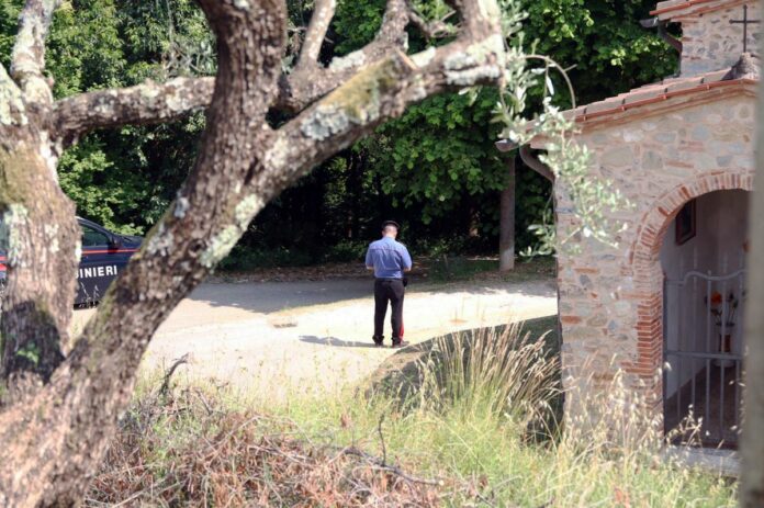 Vado, tragedia a Camaiore, uccide a colpi di fucile la moglie e il figlio