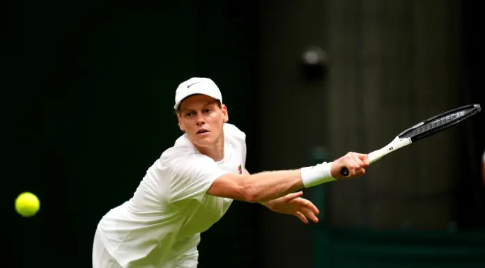 Sinner soffre al debutto a Wimbledon ma batte Kecmanovic in 5 set