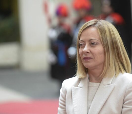 Meloni “Non sono antiamericana oggi, non ero inginocchiata ieri”
