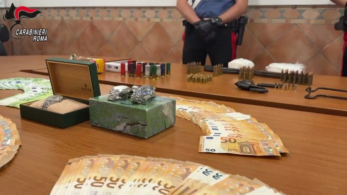2026_05_29 NUCLEO INV. RM OCC 7 DROGA E PROSTITUZIONE Le armi e il munizionamento da guerra sequestrate questa mattina dai Carabinieri (6).jpg