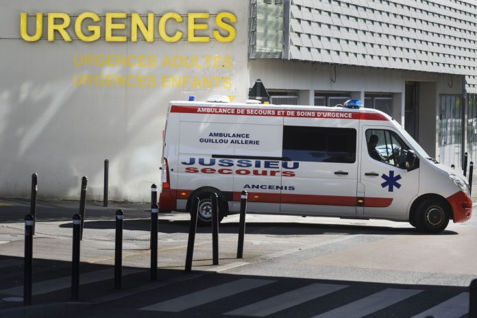 NANTES : Emergency services in strike.