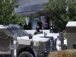 Israele, attacco terroristico a Kochav Ya’ir: un morto e almeno cinque feriti. Tajani “Ferma condanna”