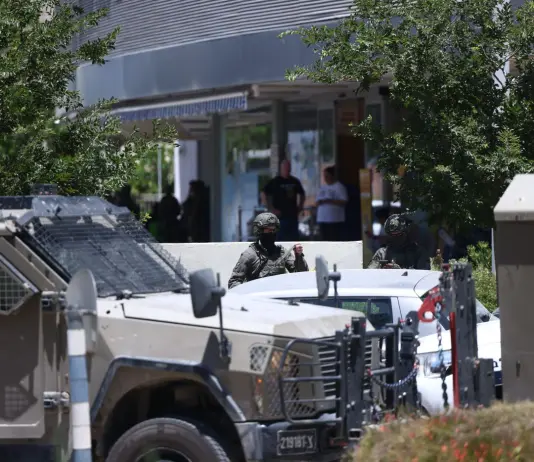 Israele, attacco terroristico a Kochav Ya’ir: un morto e almeno cinque feriti. Tajani “Ferma condanna”