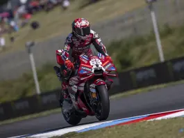 Bagnaia vince la sprint a Brno, Ogura conquista la pole. Bezzecchi squalificato