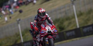 Bagnaia vince la sprint a Brno, Ogura conquista la pole. Bezzecchi squalificato