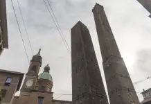 “Bologna Maxima”, in edicola la guida che racconta storie e luoghi della città