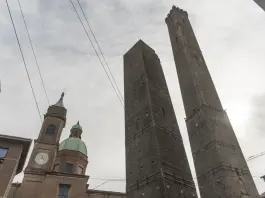 “Bologna Maxima”, in edicola la guida che racconta storie e luoghi della città