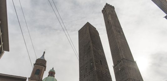 “Bologna Maxima”, in edicola la guida che racconta storie e luoghi della città