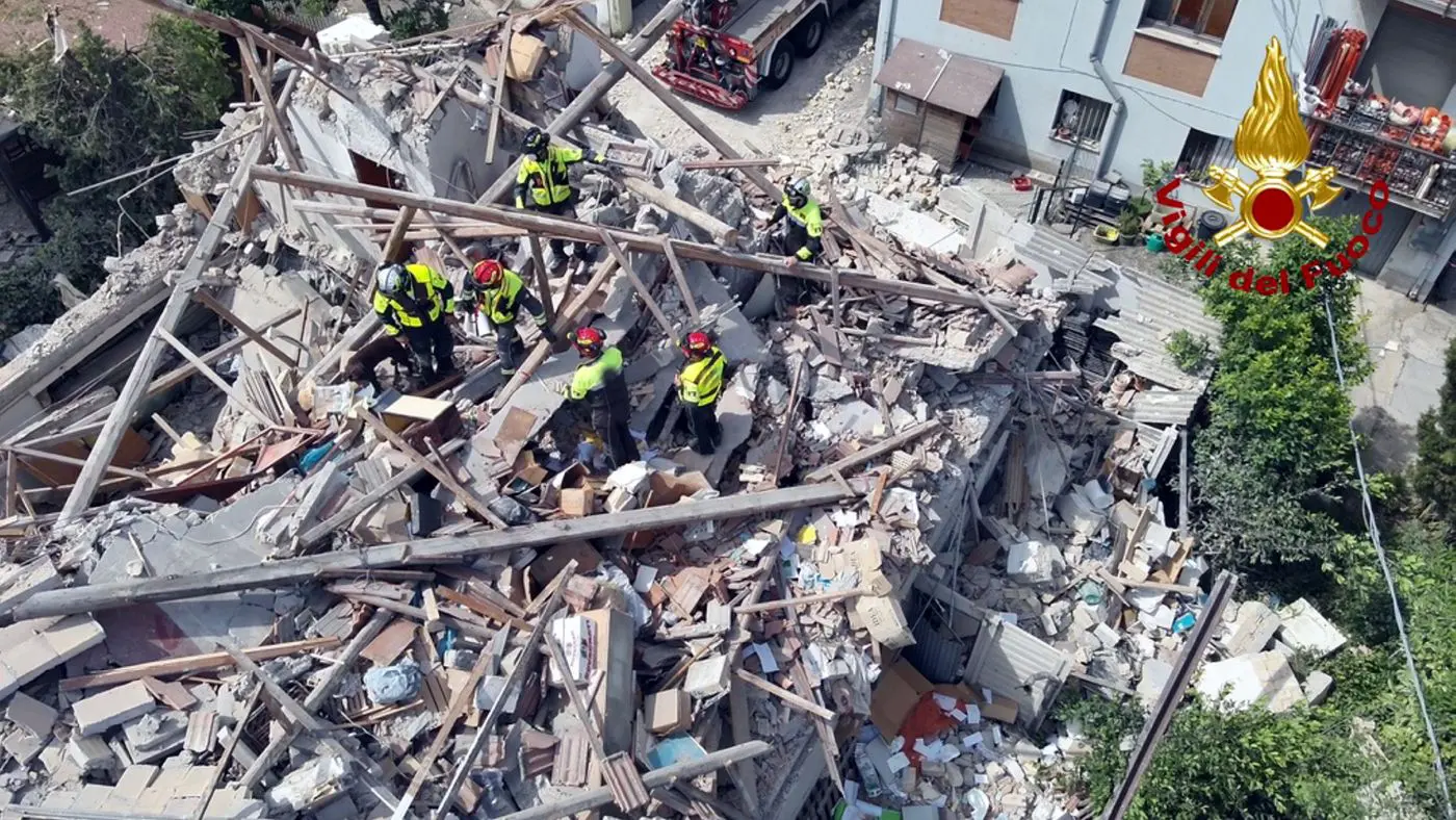 Palazzina crolla nel Fermano dopo un’esplosione, si aggrava il bilancio: sono tre le vittime. Meloni “Profondo cordoglio”